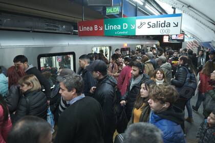 En hora pico, los pasajeros se amontonan en el andén de la línea C, uno de los extremos del nodo de conexión
