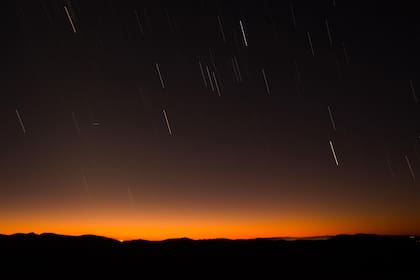 En horas previas al amanecer pueden apreciarse la mayor cantidad de meteoros en el cielo