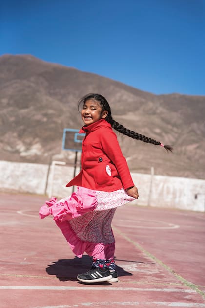 En Huacalera, los integrantes del ballet folklórico Pasión jujeña ensayan gatos y escondidos, a la vista de los viajeros curiosos.