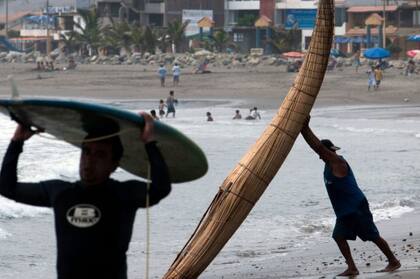 En Huanchaco conviven dos formas de correr las olas
