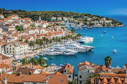 En Hvar se encuentran sus murallas del siglo XIII, una fortaleza sobre un cerro y una plaza principal con la Catedral de Hvar renacentista en su centro. La isla también tiene playas y se destaca por los campos de lavanda en el interior.