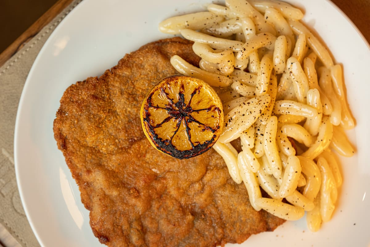 En Idilio la milanesa de bife de chorizo se sirve con cavatelli