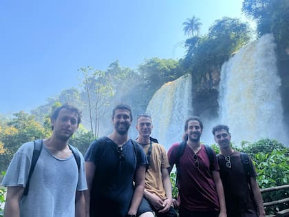 En Iguazú, junto a sus amigos italianos, quienes vinieron a visitar a Leo.