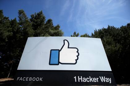 En imagen de archivo del 14 de abril de 2020, el logo de la mano con el pulgar levantado en señal de "Me gusta" es exhibido en la sede de Facebook en Menlo Park, California