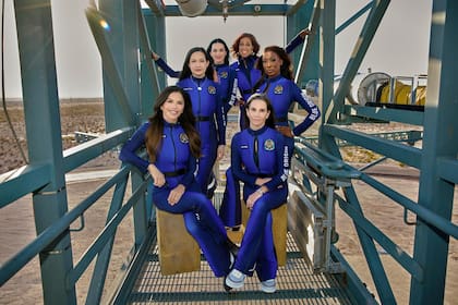En imagen proporcionada por Blue Origin se muestra, en primera fila, sentadas, de izquierda a derecha: Lauren Sanchez y Kerianne Flynn y de pie, detrás, de izquierda a derecha: Amanda Nguyen, Katy Perry, Gayle King y Aisha Bowe, en el oeste de Texas. (Blue Origin vía AP)