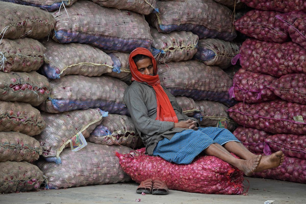 En India las autoridades empezaron a repartir alimentos entre los más pobres y personas desempleadas, mientras el país comienza una cuarentena nacional