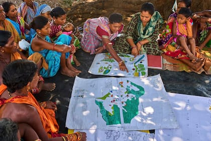 En India, mujeres indígenas y sus "mapas de sueños" buscan proteger las tierras del cambio