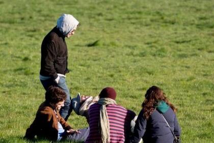 En Inglaterra, ahora está permitido ir al parque, aunque no se esté haciendo ejercicio. No obstante, las personas que no viven en la misma casa deben mantener una distancia de dos metros entre sí