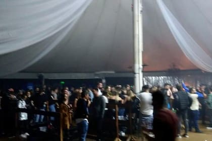 En instalaciones del balneario La Caseta, a 10 kilómetros del centro de Mar del Plata, se desarticuló una fiesta clandestina en la que había más de 300 asistentes