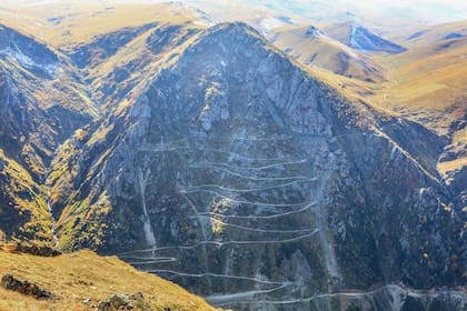 En invierno, la ruta queda cerrada; no se recomienda tampoco recorrerla en días de lluvia, nieve ni de noche