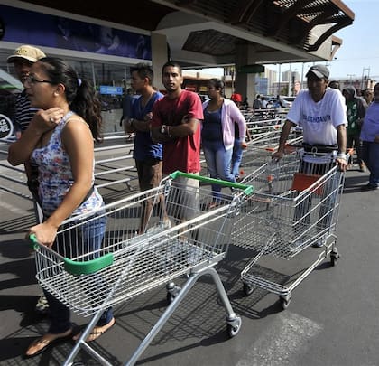 En Iquique, la gente se abastece de todo lo necesario