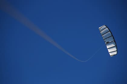 En Irlanda están probando barriletes gigantes capaces de generar electricidad con su vuelo como una alternativa a los molinos eólicos convencionales