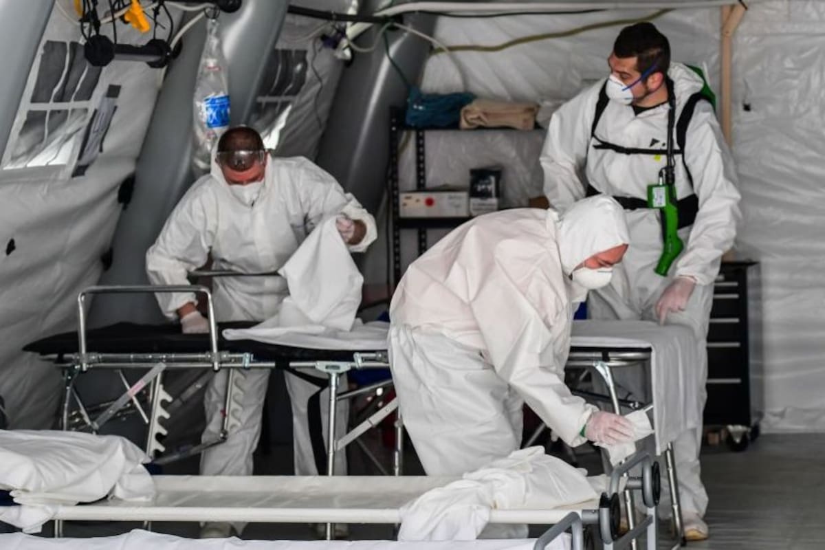 En Italia han tenido que instalar carpas afuera de los hospitales debido al colapso del sistema de salud.