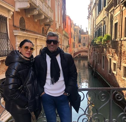 En Italia, juntos como siempre: Goycochea y Ana Laura llevan 37 años juntos