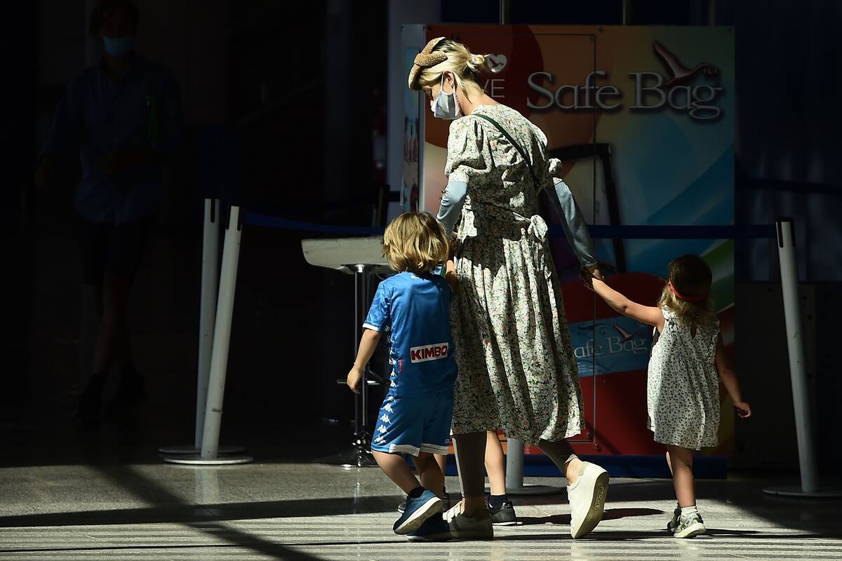 En Italia los chicos volverán a clases con paneles de plexiglás entre los bancos