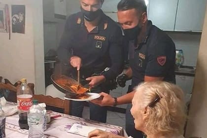 En Italia, una señora de 87 años llamó a la policía para pedir ayuda porque no podía hacerse la cena