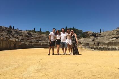 Con parte de su familia en Italica, una antigua ciudad romana situada en el actual término municipal de Santiponce (Sevilla).