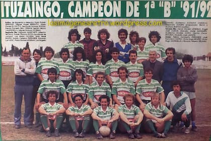 En Ituzaingó, abajo a la derecha, con el que logró el histórico ascenso al Nacional B. Arriba del Ruso, el Chulo Rivoira.