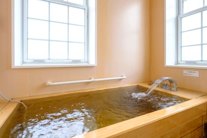 “En Japón el baño es un momento de relajación. En un sector diferenciado se toma en cuenta a higiene - se utilizan jabón y shampoo y se eliminan todas las impurezas con un duchador; recién ahí se pasa a la bañera. Casi de la misma forma que nos duchamos antes de entrar a una pileta”, explica Pablo Igarashi, terapeuta y especialista en relajación oriental.