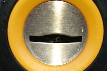 En Japón, un chico se acercó a sacar una gaseosa a una máquina y descubrió que algo lo observaba desde el interior