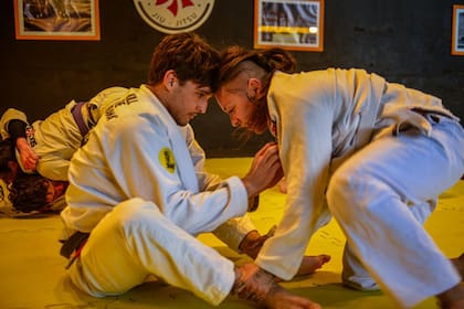 En japonés, jiu jitsu significa “arte suave”, una disciplina en la que la técnica busca imponerse a la fuerza