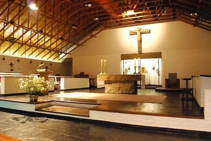 En Jáuregui, a pocos kilómetros del centro de Luján, la Abadía de San Benito conserva su entorno de vegetación y silencio