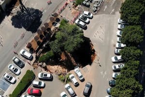 En Jerusalén colapsó el estacionamiento de un Hospital y se tragó varios autos, la policía descartó víctimas fatales