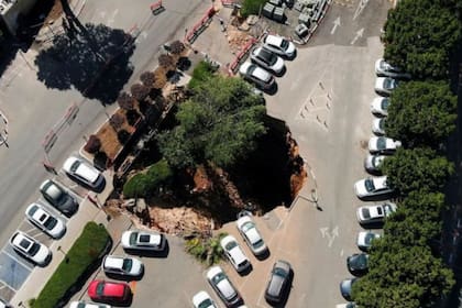 En Jerusalén colapsó el estacionamiento de un Hospital y se tragó varios autos, la policía descartó víctimas fatales