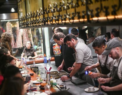 En José el Carnicero el ritmo no para y la experiencia en la barra permite interactuar con los chefs
