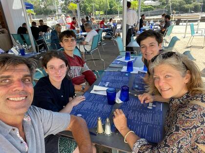 En julio, Alex y Martina se encontraron con tres de sus hijos, Sophie, Tobías y Nina, en Francia; los tres viven allá