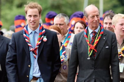 En julio de 2007, el príncipe William junto al Scout Alistair Frankel y el duque de Kent durante la ceremonia de apertura del Jamboree Scout Mundial 21st en Hylands Park.