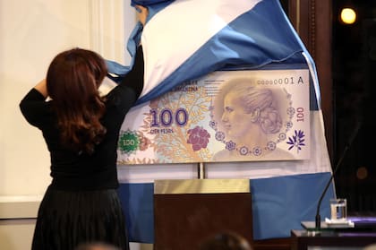 En julio de 2012, Cristina Kirchner presentó el billete de 100 pesos con la imagen de Evita