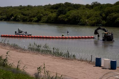 En julio de este año, se instaló una línea de grandes boyas para bloquear el paso de migrantes de México a Texas