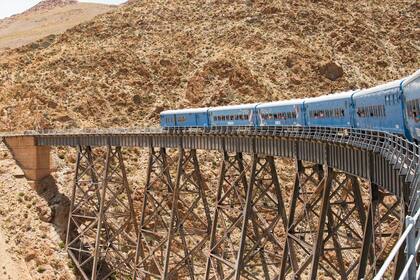 En julio del año pasado, el Tren a las Nubes cumplió medio siglo de vida. En su versión actual, que combina bus desde Salta hasta San Antonio de los Cobres y tren desde allí hasta La Polvorilla, sigue ofreciendo emoción y su momento más esperado: atravesar el célebre viaducto.