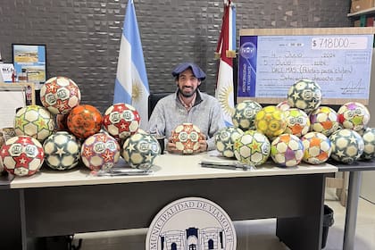 En julio pasado donó el aguinaldo para comprar pelotas para la escuela