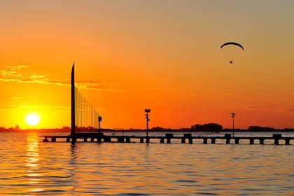 En Junín, a 260 kilómetros de Buenos Aires, el Parque Natural Laguna de Gómez conquista a los visitantes con playas, restaurantes, pesca y otras actividades
