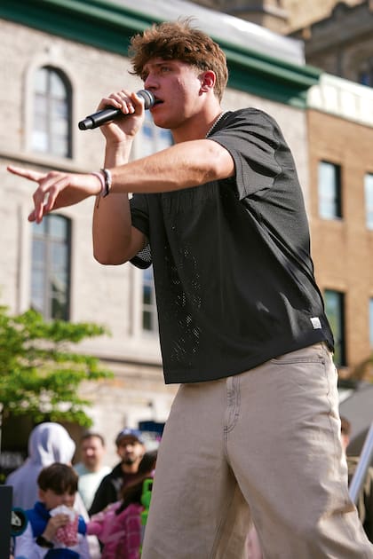 En junio, cantando en el Shawarma Fest en Ottawa