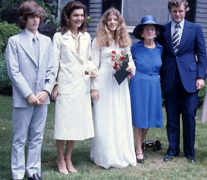 En junio de 1975, cuando Caroline terminó el secundario en Concord Academy, Jackie organizó
una reunión familiar. En la foto, de izquierda a derecha: John-John, Jackie, la legendaria Rose
Kennedy (madre de JFK) y su hijo menor, Edward “Ted” Kennedy