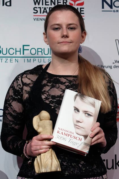 En junio de 2011 recibió un premio por el libro en el cual relata sus días secuestrada