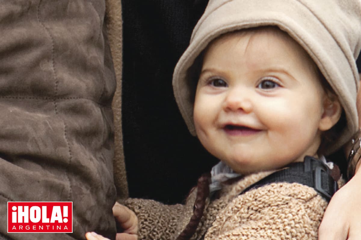 En junio de 2012, apareció en su primera tapa de
¡HOLA! Argentina, junto a sus padres, Mauricio Macri y
Juliana Awada. Con 8 meses, ya sonreía a las cámaras