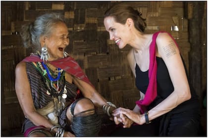 En junio de 2014, Angelina Jolie conoció a Baw Meh, una refugiada de Myanmar, en el campamento de refugiados de Ban Mai Nai Soi, en Tailandia
