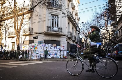 En junio de 2025, el balcón del primer piso todavía tenía el cartel de venta.
