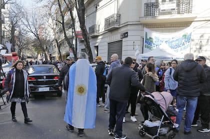 En junio de 2025, en el balcón lateral del edificio se veía un cartel de venta; en ese momento también se ofrecía el departamento del 1 "B"