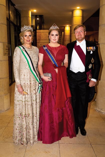 En junio debutó en una boda royal. Dijo presente junto a sus padres en la fiesta con la que el príncipe Hussein de Jordania celebró su casamiento con Rajwa Alseif. Para la ocasión, llevó con elegancia la tiara de pavo real, una pieza de rubíes y diamantes que perteneció a la reina Guillermina.