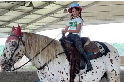 En junio Francesca recibió un caballo a modo de regalo de parte de su mamá