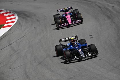 En junio pasado, en Barcelona, Carlos Sainz, de Williams, por delante de Franco Colapinto, al volante del Alpine
