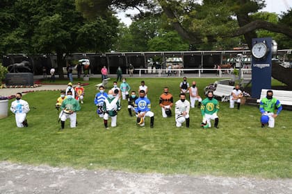 En junio pasado, en Belmont Park, en Nueva York, varios jockeys, entre ellos Kendrick Carmouche, arrodillándose en solidaridad por las protstas por el asesinato de George Floyd.