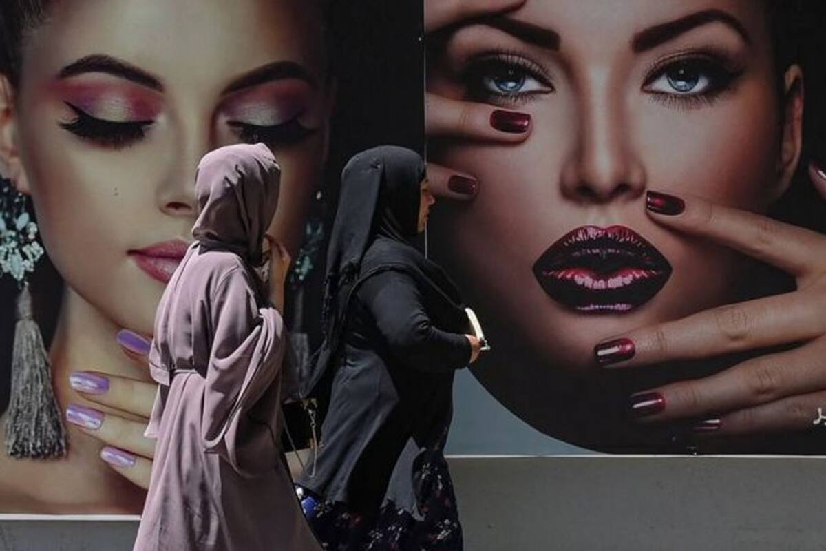 En Kabul, la capital de Afganistán, muchos estudiantes universitarios están destruyendo las pruebas de que asistían a las aulas, mientras los talibanes patrullan las calles. Una estudiante, de la minoría hazara, que ha sido perseguida por los milicianos, le cuenta a la BBC cómo los sueños que tenía han sido reemplazados por el miedo a no saber si seguirá viviendo.