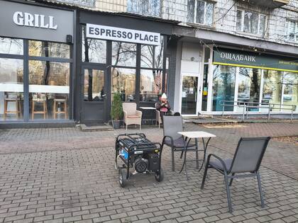 En Kiev, muchos negocios permanecen abiertos poniendo generadores en la vereda