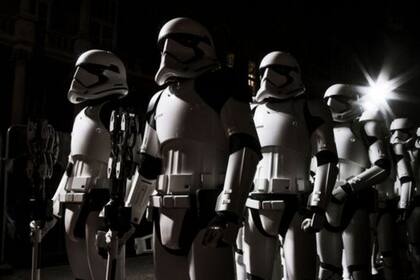 En la actualidad estamos lejos de tener tecnologías que nos permitan desarrollar armas, características o el tipo de robots que se ven en el universo de la saga Star Wars